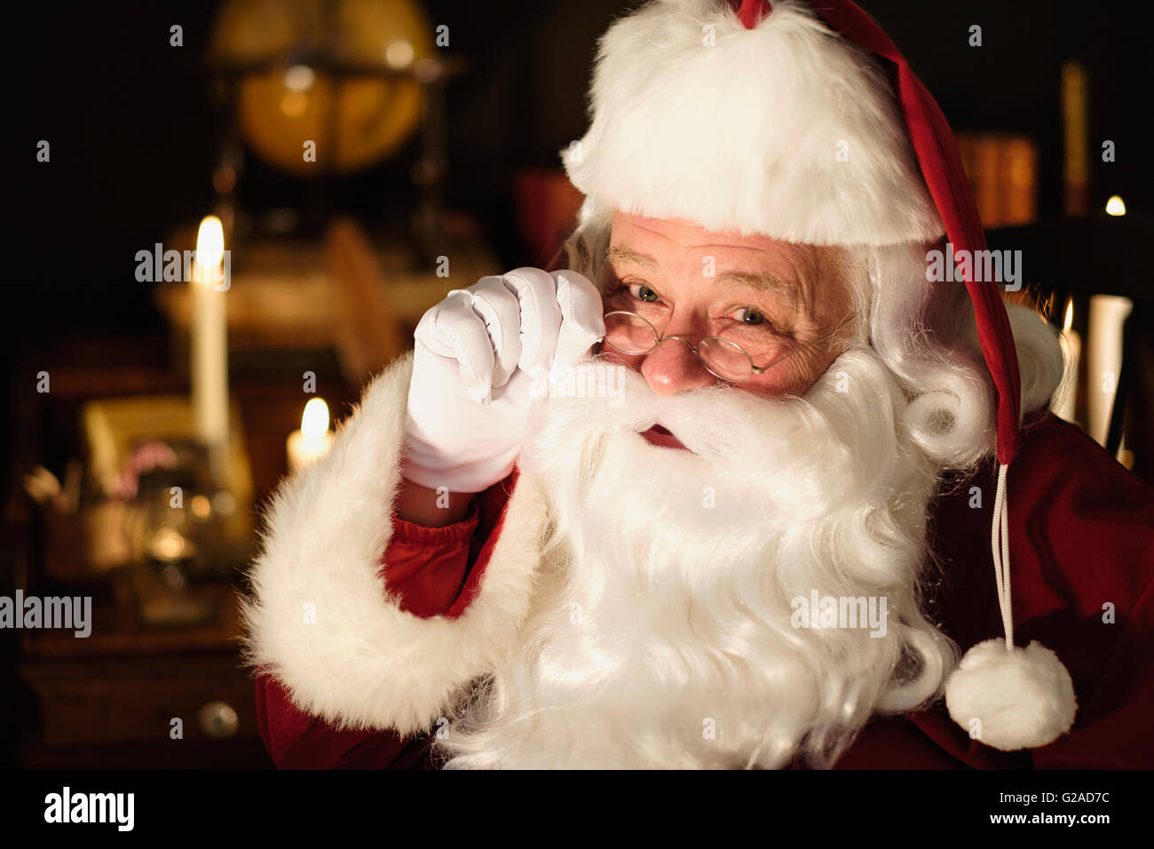 Ritratto di Santa Claus indossando occhiali da vista Foto Stock