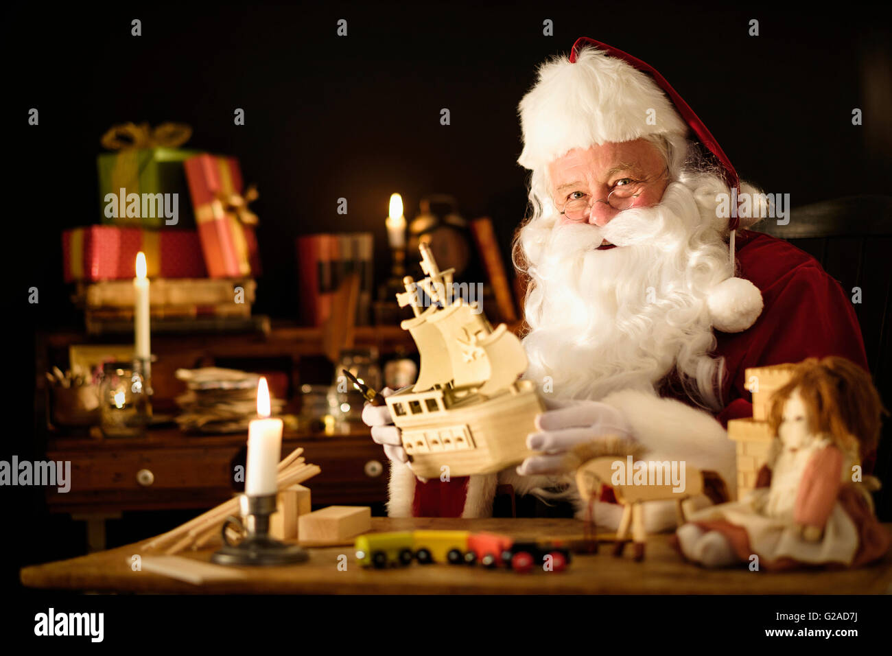 Santa Claus rendendo giocattolo di legno Foto Stock