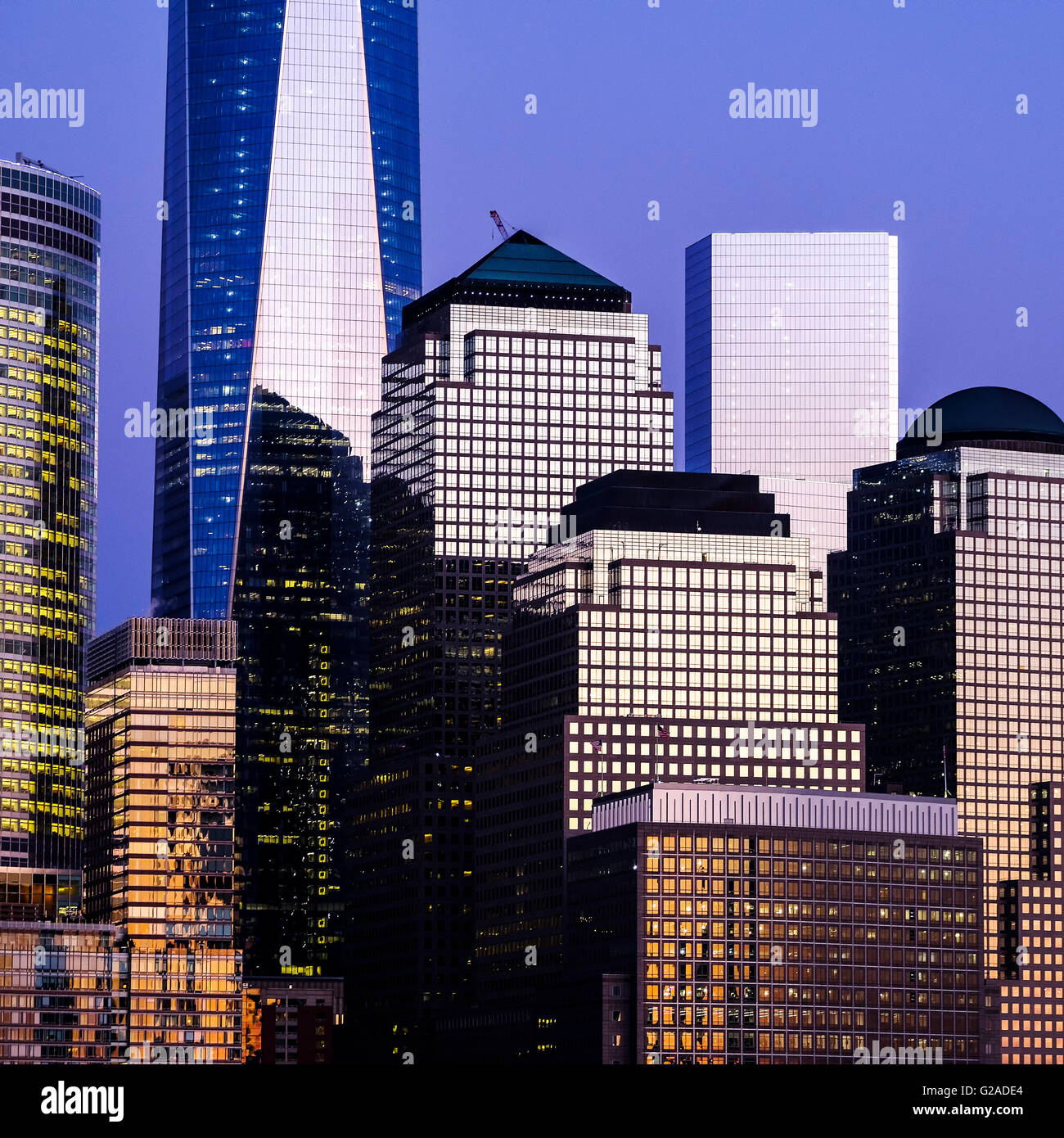 Urban Skyline e One World Trade Center al crepuscolo Foto Stock
