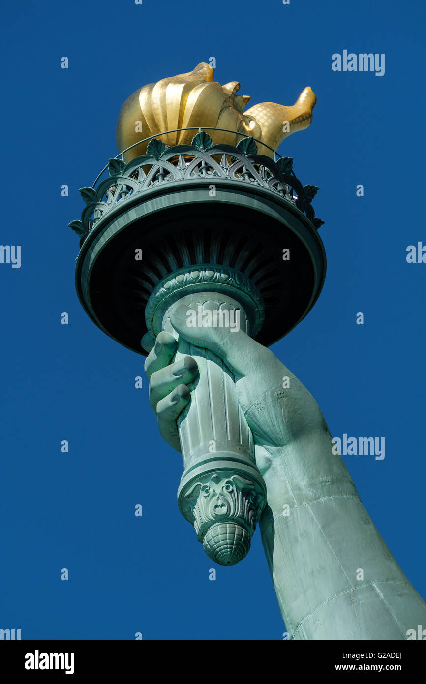 Fiaccola della statua della libertà contro il cielo chiaro Foto Stock