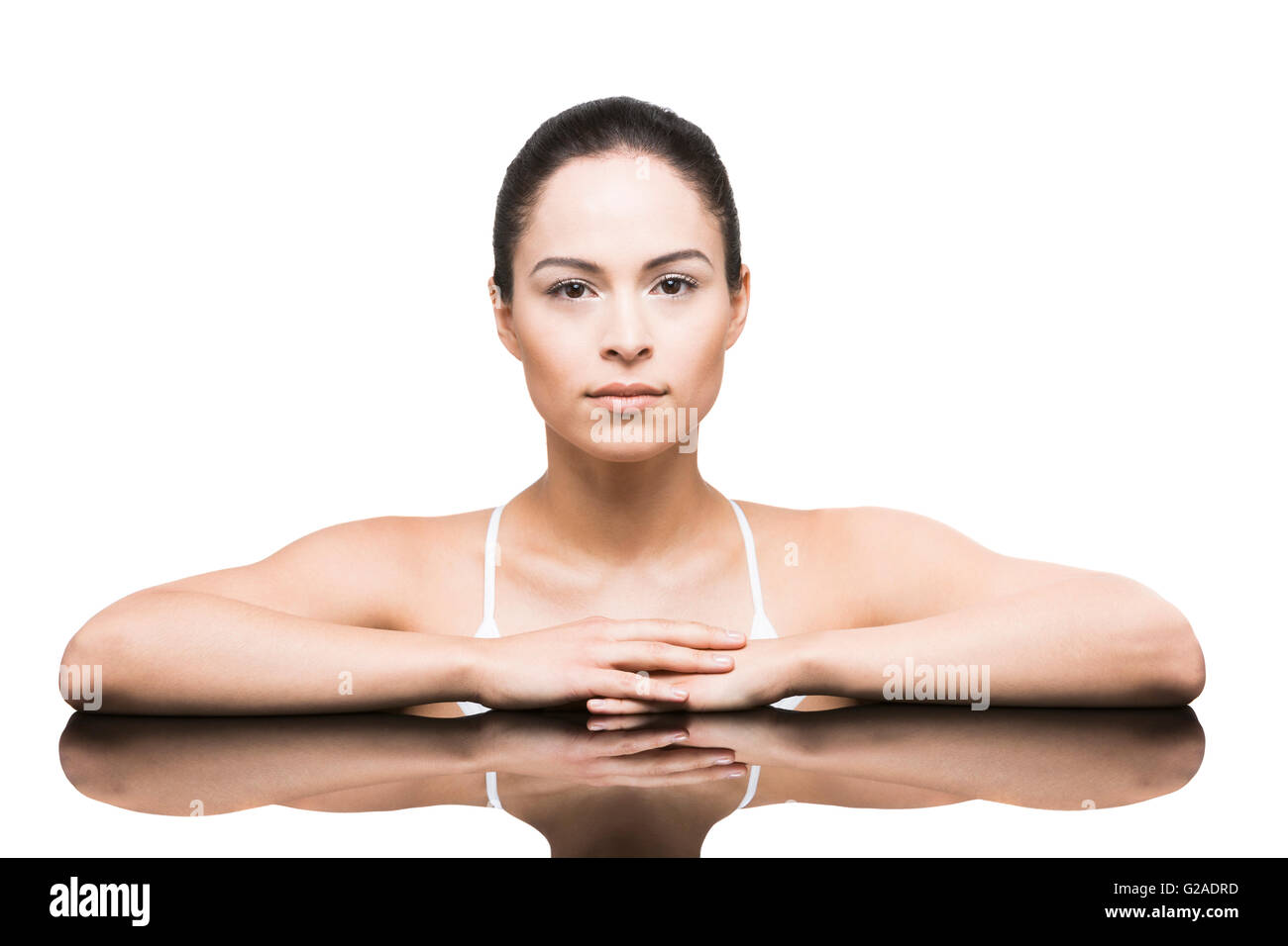 Ritratto di donna appoggiata sullo specchio Foto Stock