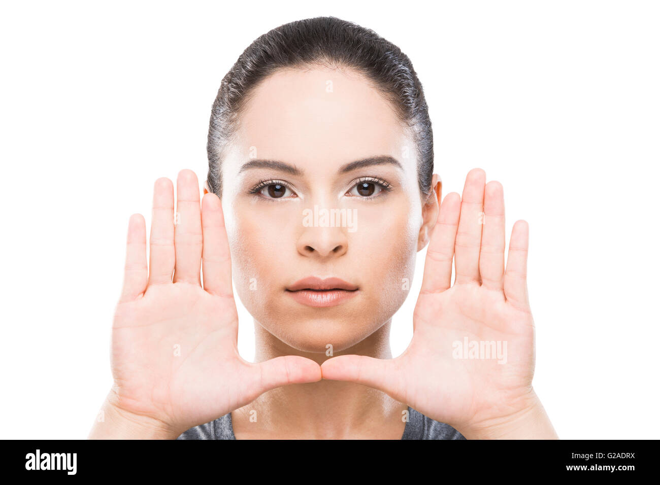 Giovane donna con le mani davanti al viso Foto Stock
