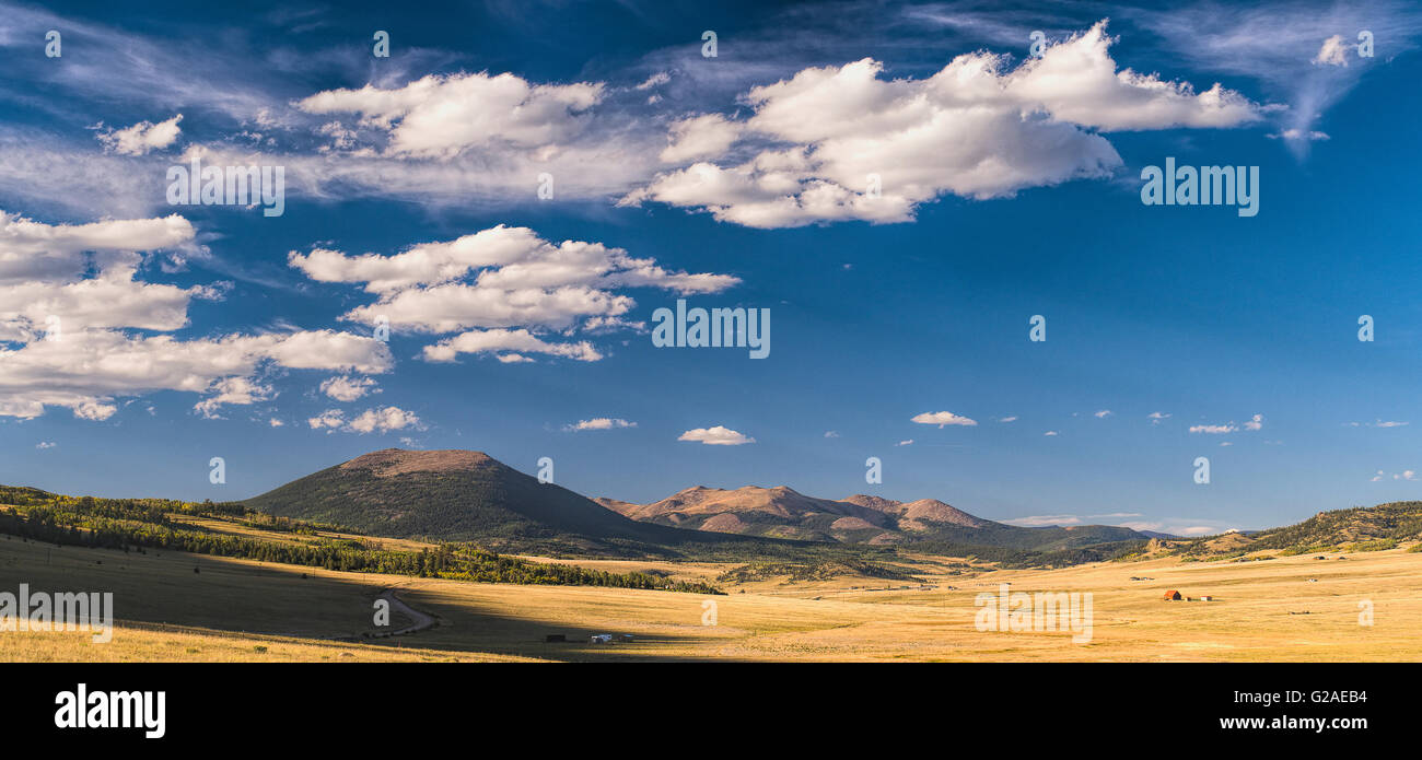 Paesaggio con montagne e nuvole Foto Stock