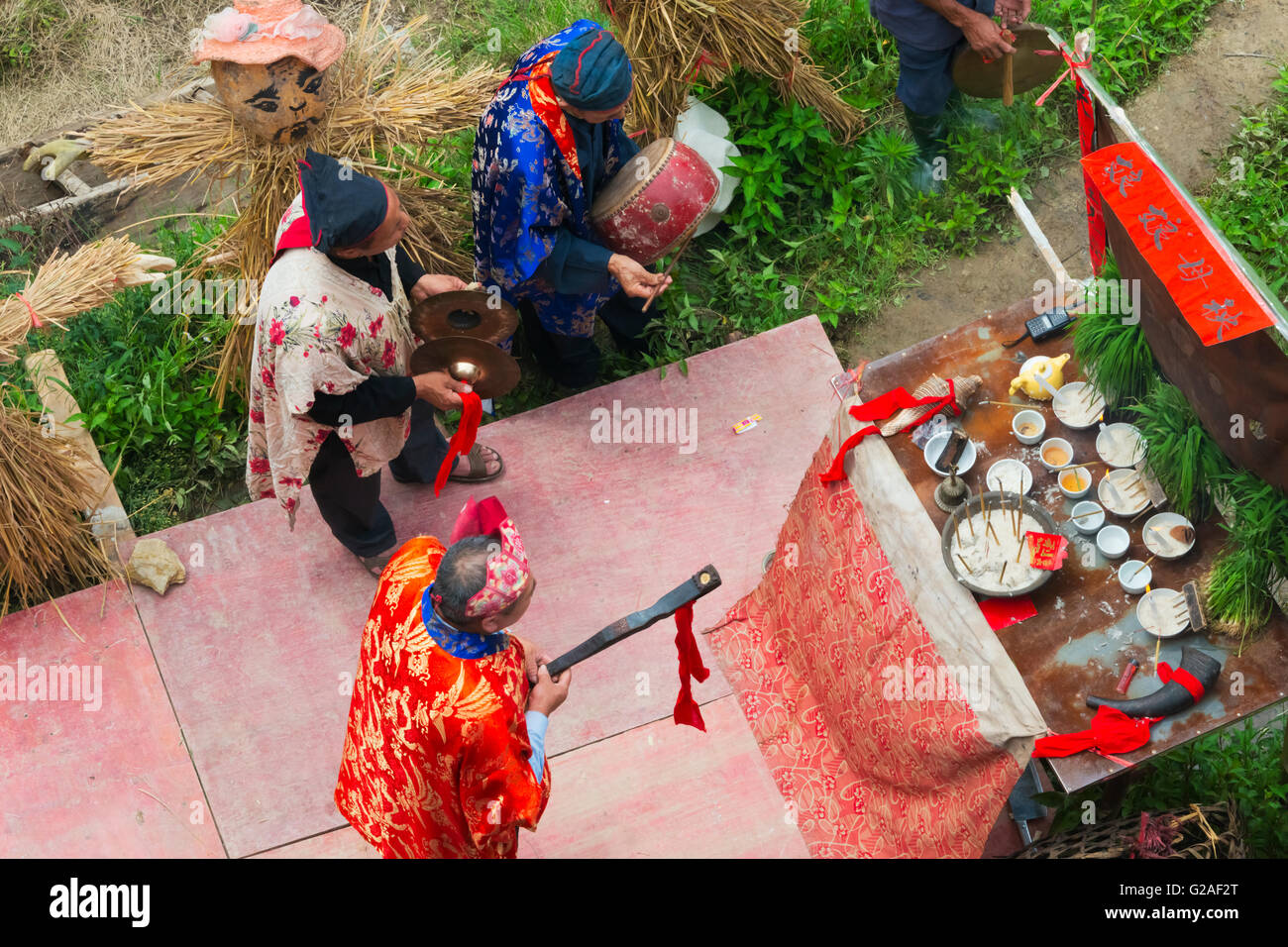 Sciamano benedizione, all'altare per celebrare start di riso il trapianto di stagione, Longsheng, provincia di Guangxi, Cina Foto Stock
