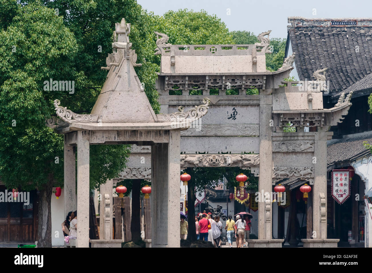 Padiglione tradizionale e memorial archway nell'antica città di Keyan, Shaoxing, nella provincia di Zhejiang, Cina Foto Stock