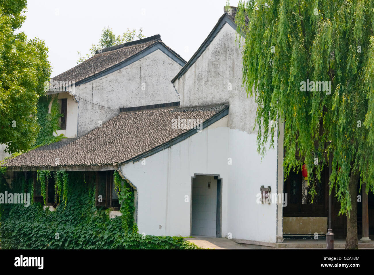 Casa Tradizionale lungo il Canal Grande nell'antica città di Keyan, Shaoxing, nella provincia di Zhejiang, Cina Foto Stock
