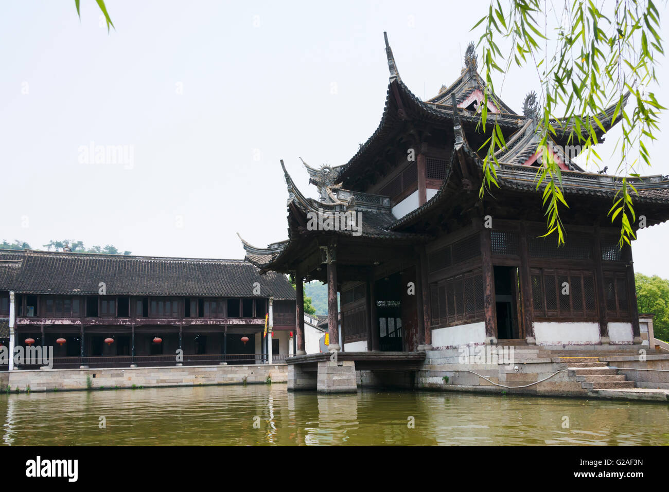 Fase tradizionale casa sul Canal Grande nella città antica di Keyan, Shaoxing, nella provincia di Zhejiang, Cina Foto Stock