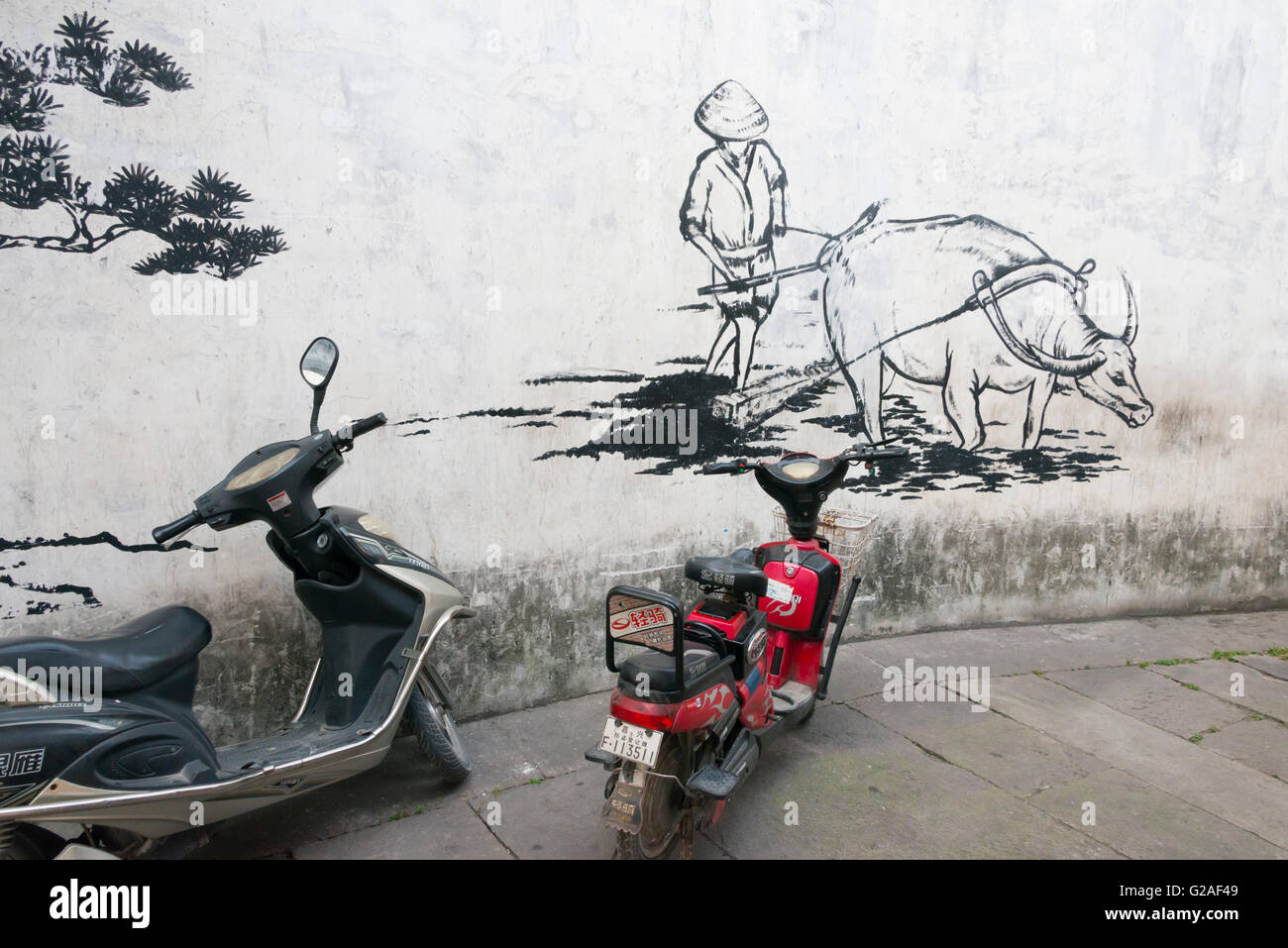 La motocicletta e parete con pittura, antica città di Yuehe in Jiaxing, nella provincia di Zhejiang, Cina Foto Stock