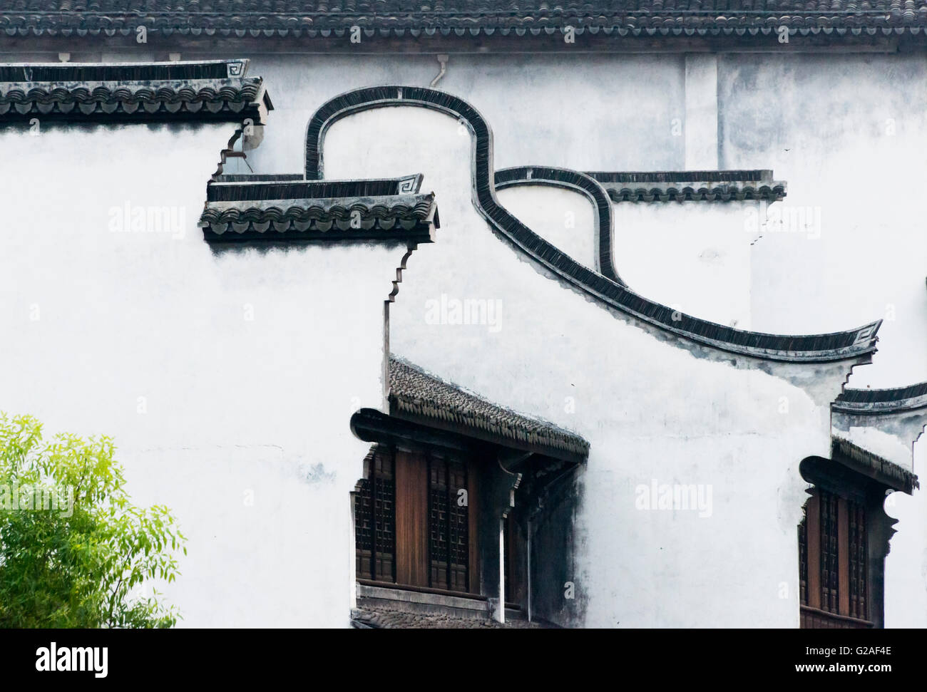 Case tradizionali lungo il Canal Grande e antica città di Yuehe in Jiaxing, nella provincia di Zhejiang, Cina Foto Stock