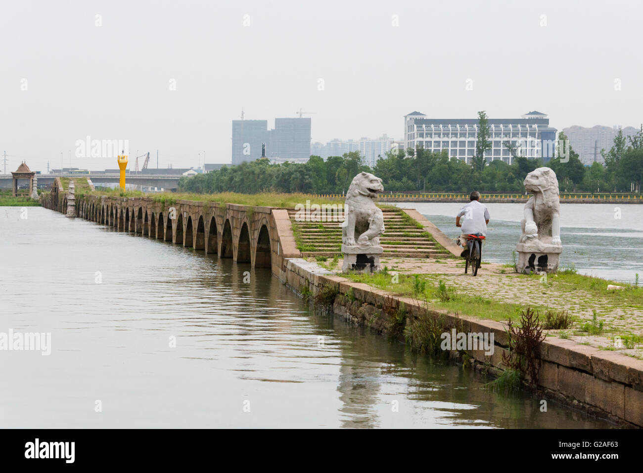 Ponte Baodai con navigazione pole sul Grand Canal, Suzhou, provincia dello Jiangsu, Cina Foto Stock