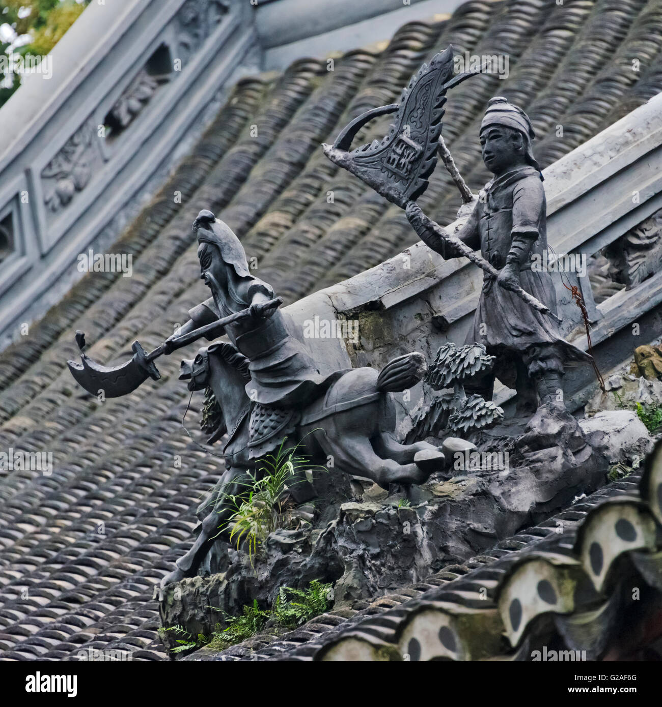 Statua decorato sul tetto di tegole in Il Giardino di Yuyuan, Shanghai, Cina Foto Stock