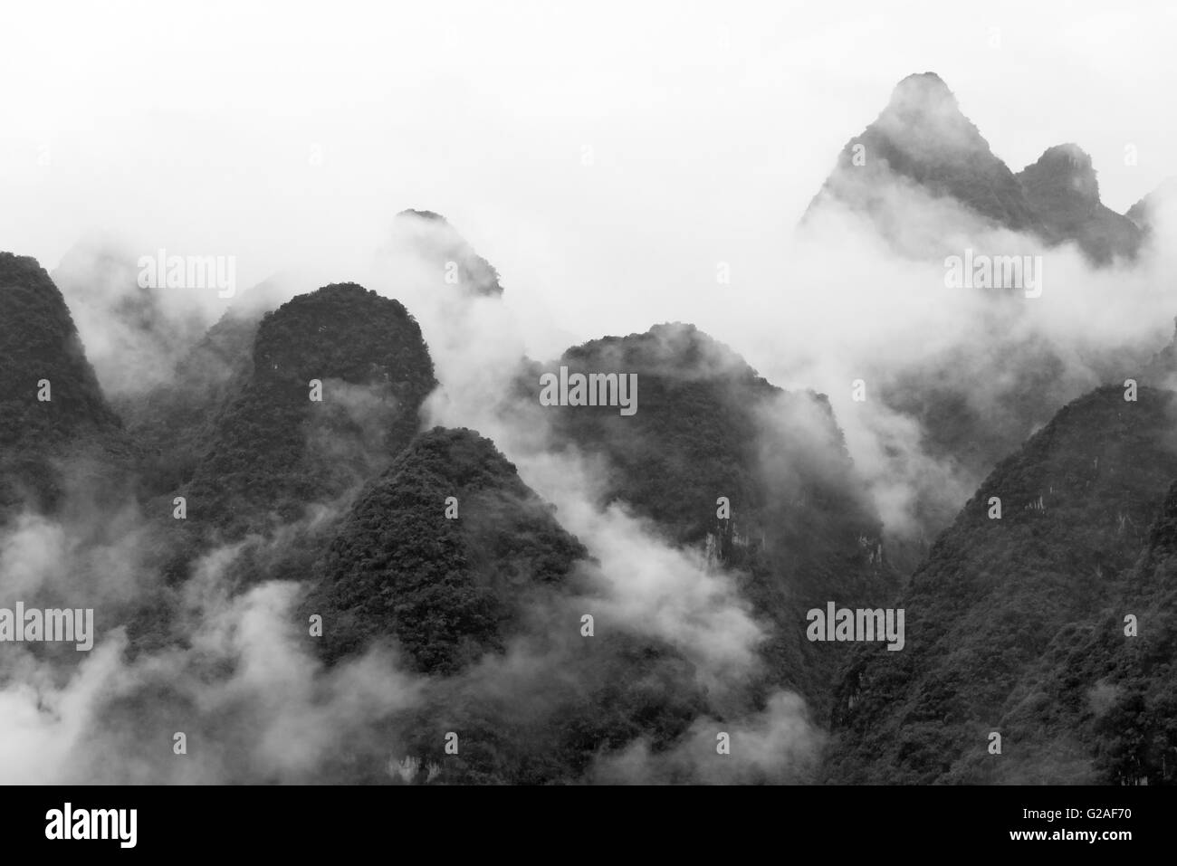 Colline carsiche nella nebbia mattutina, Guilin, provincia di Guangxi, Cina Foto Stock