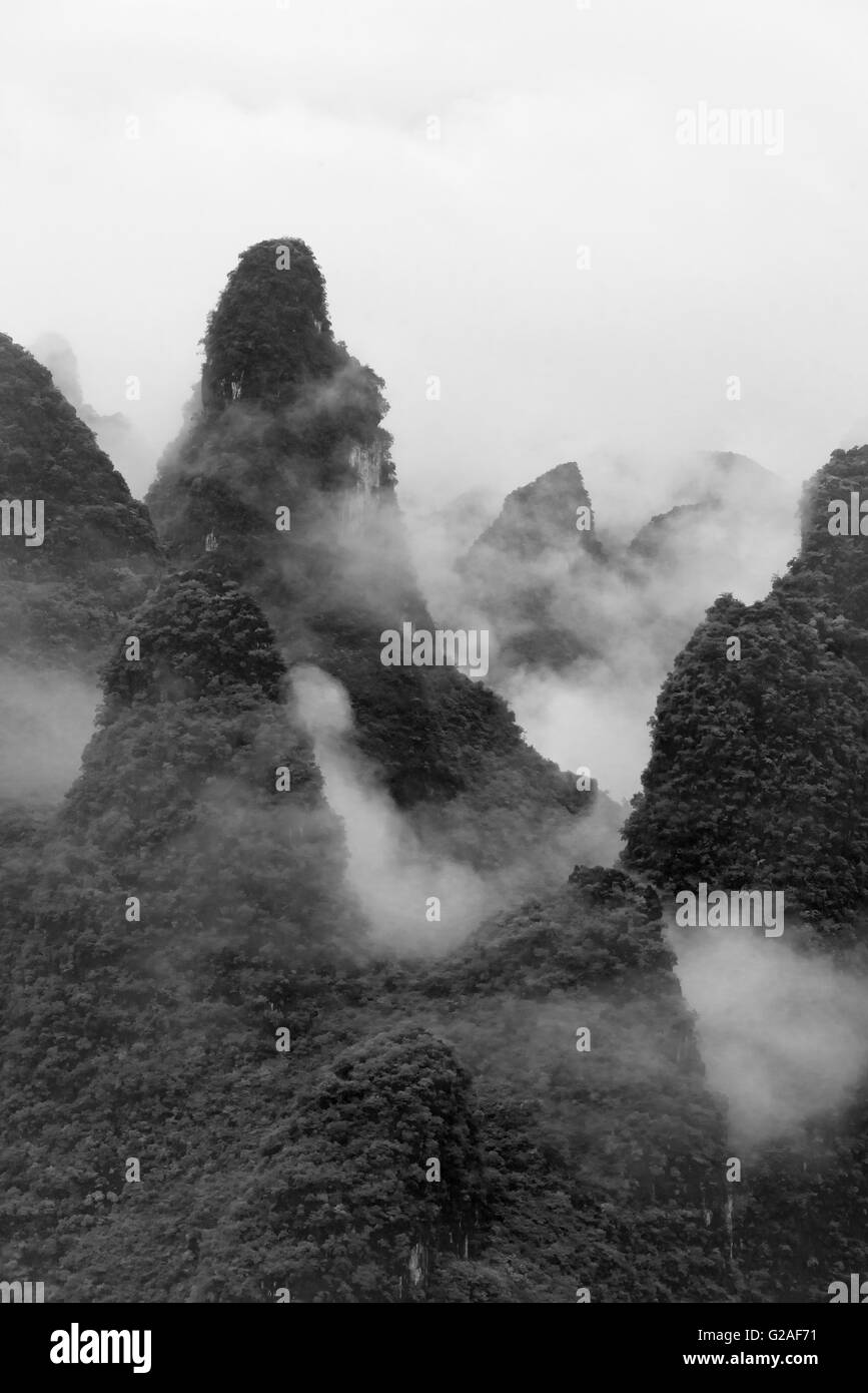 Colline carsiche nella nebbia mattutina, Guilin, provincia di Guangxi, Cina Foto Stock