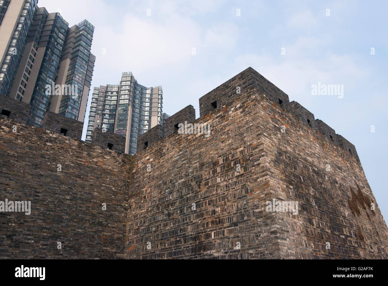 Antiche mura della città e il moderno ed alto Changzhou, provincia dello Jiangsu, Cina Foto Stock