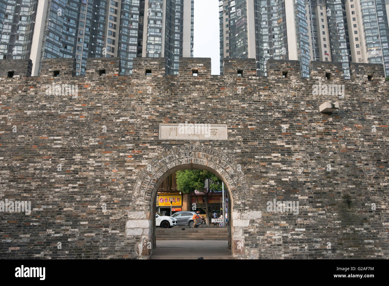 Antica città di parete Xiyingmen Gate e alto e moderno, Changzhou, provincia dello Jiangsu, Cina Foto Stock