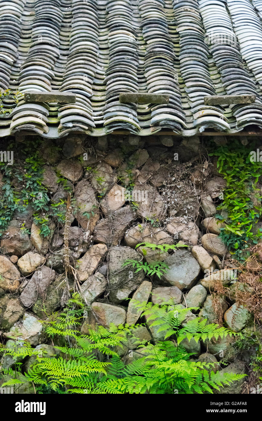 Muro di pietra di una vecchia casa, Songzhuang Cangpo, nella provincia di Zhejiang, Cina Foto Stock