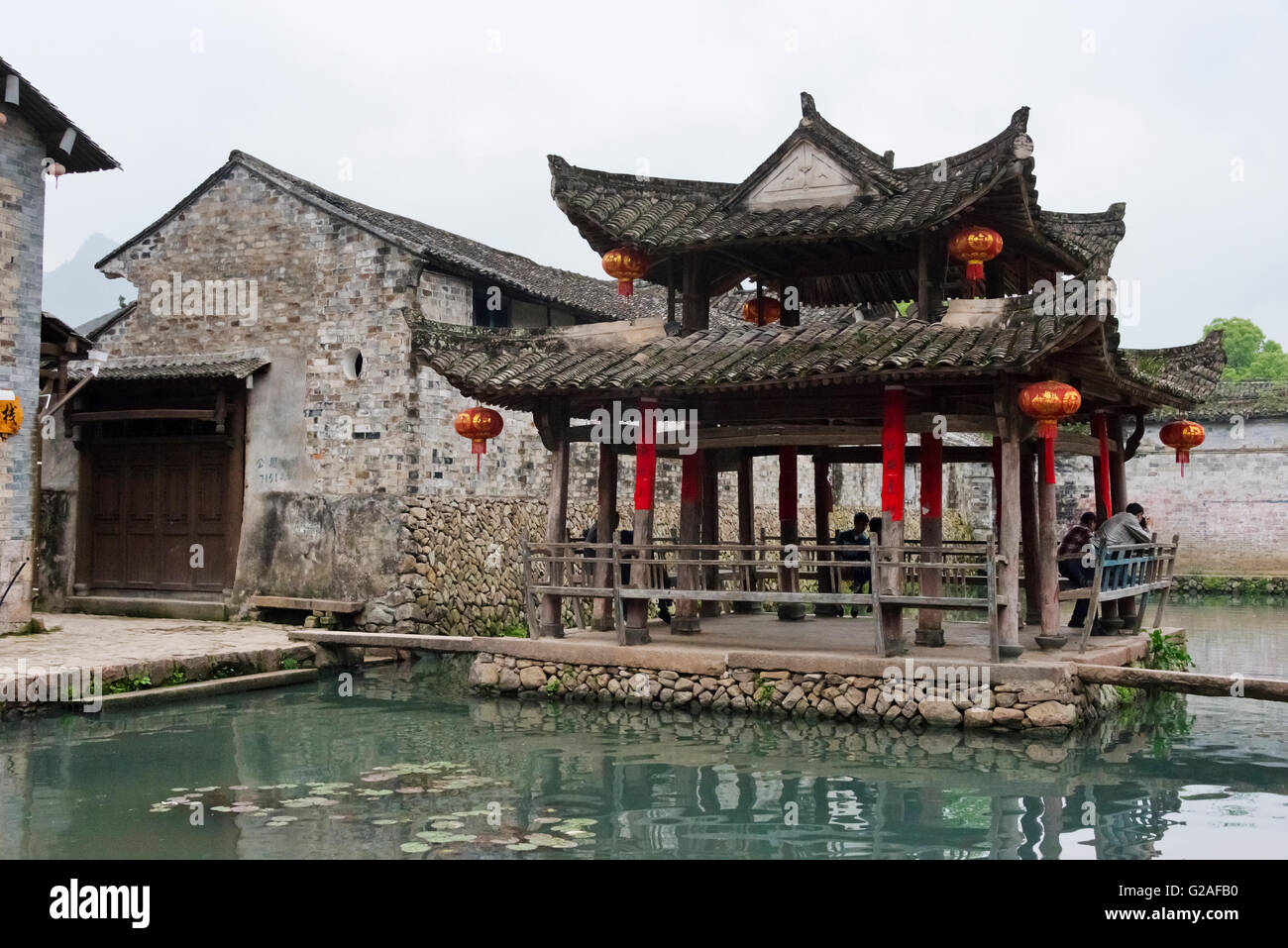 Padiglione sul acqua, Furong vecchio villaggio, nella provincia di Zhejiang, Cina Foto Stock
