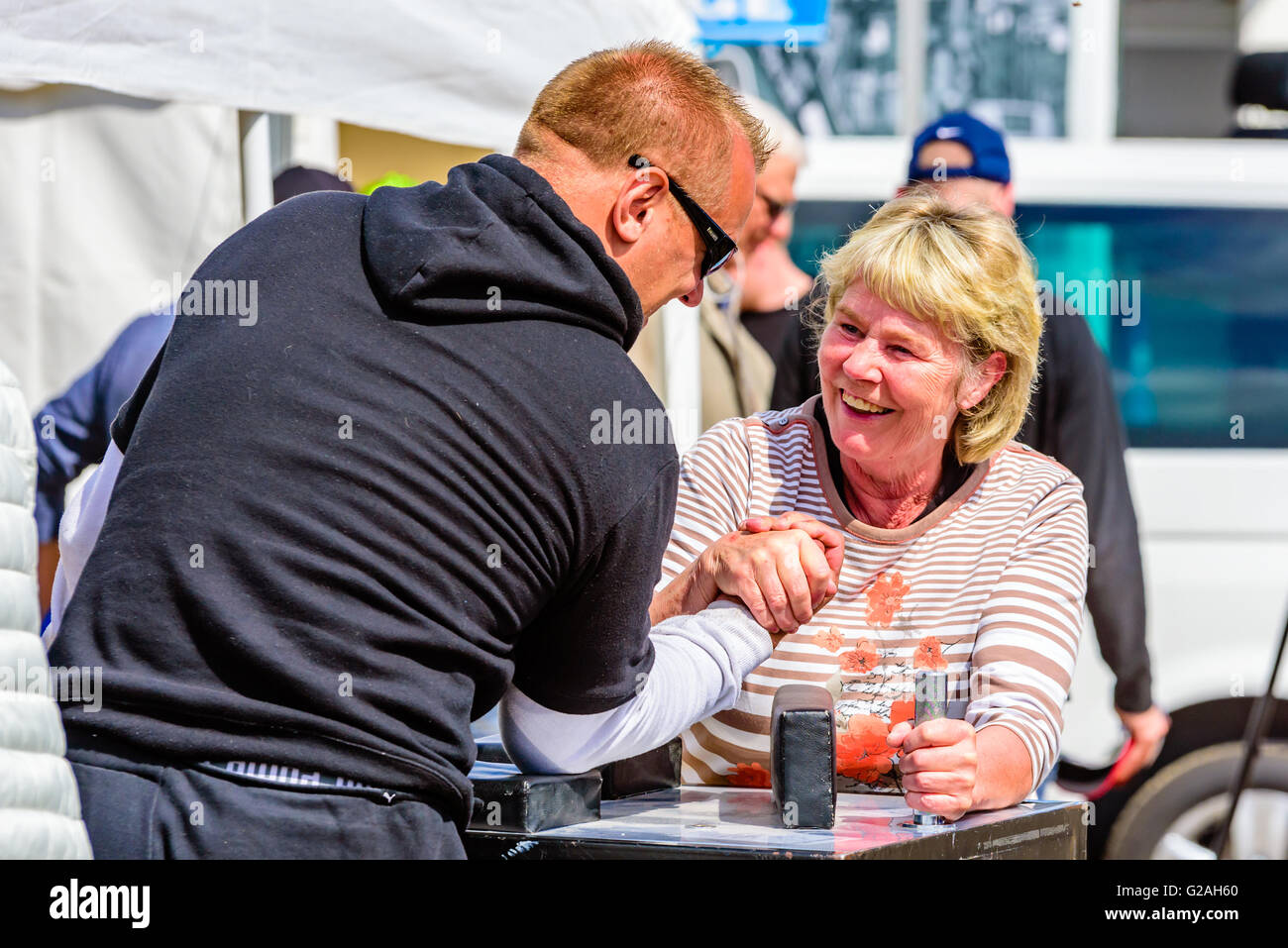 Emmaboda, Svezia - 14 Maggio 2016: la foresta e il trattore (Skog och traktor) fiera. Forte femmina senior vincente nel braccio su wrestling Foto Stock