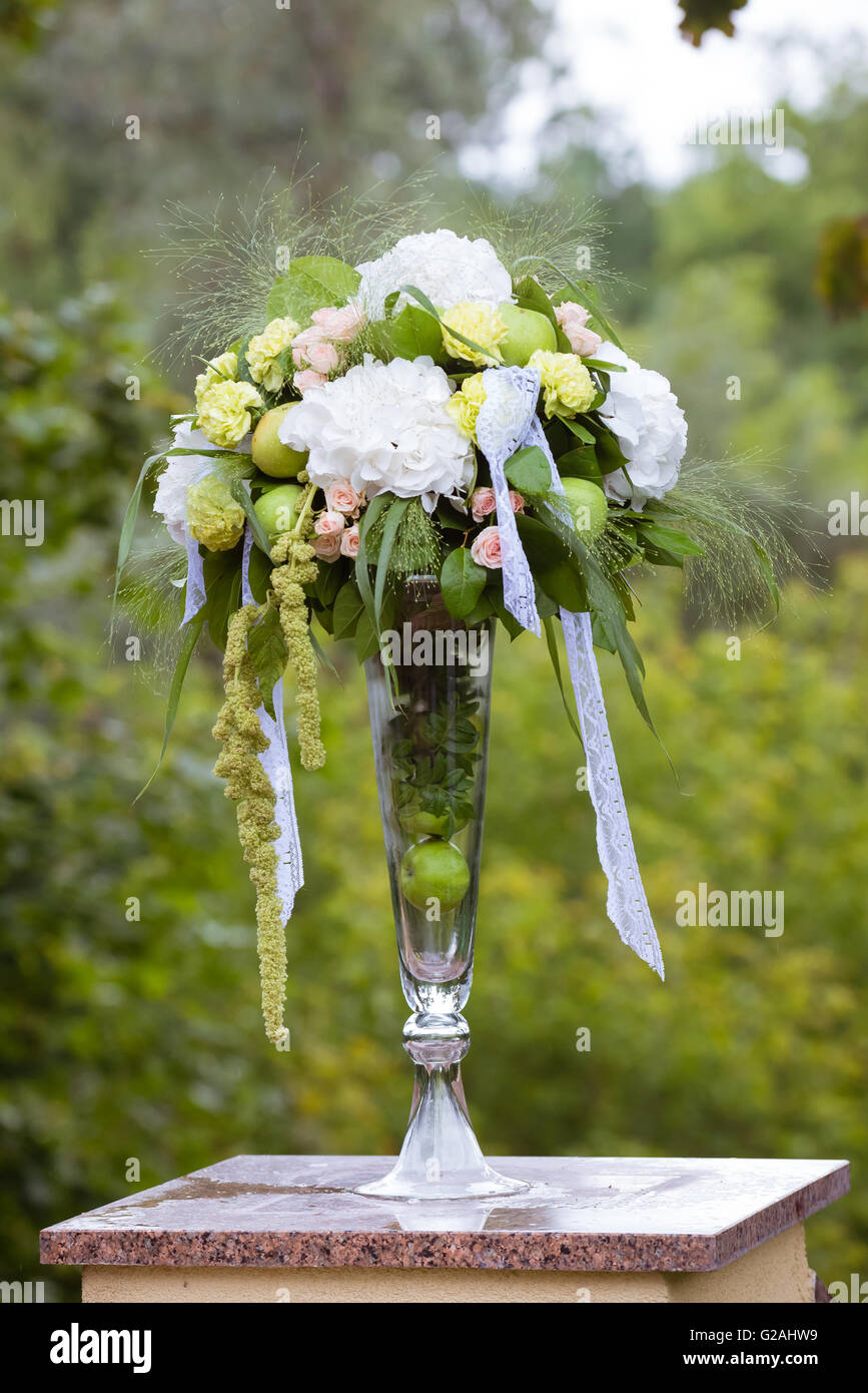 Decorazioni per matrimoni - una tazza di mela verde, fiori freschi e nastri  in pizzo Foto stock - Alamy