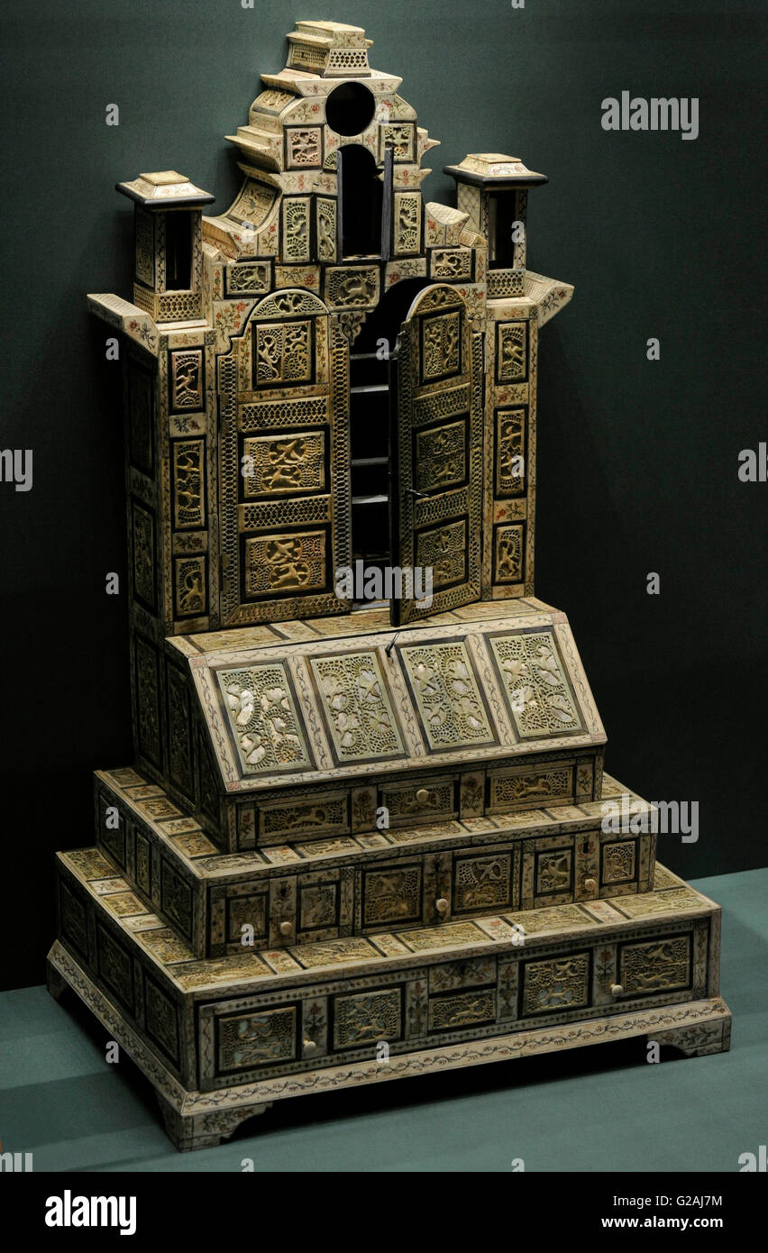 Ufficio di presidenza. Osso, Legno, vetro, foglio di alluminio; il carving, incisione, colorazione. La Russia. 1750-1770. Lo stato Museo Hermitage. San Pietroburgo. La Russia. Foto Stock Ufficio di presidenza. Osso, Legno, vetro, foglio di alluminio; il carving, incisione, colorazione. La Russia. 1750-1770. Lo stato Museo Hermitage. San Pietroburgo. La Russia. Foto Stock