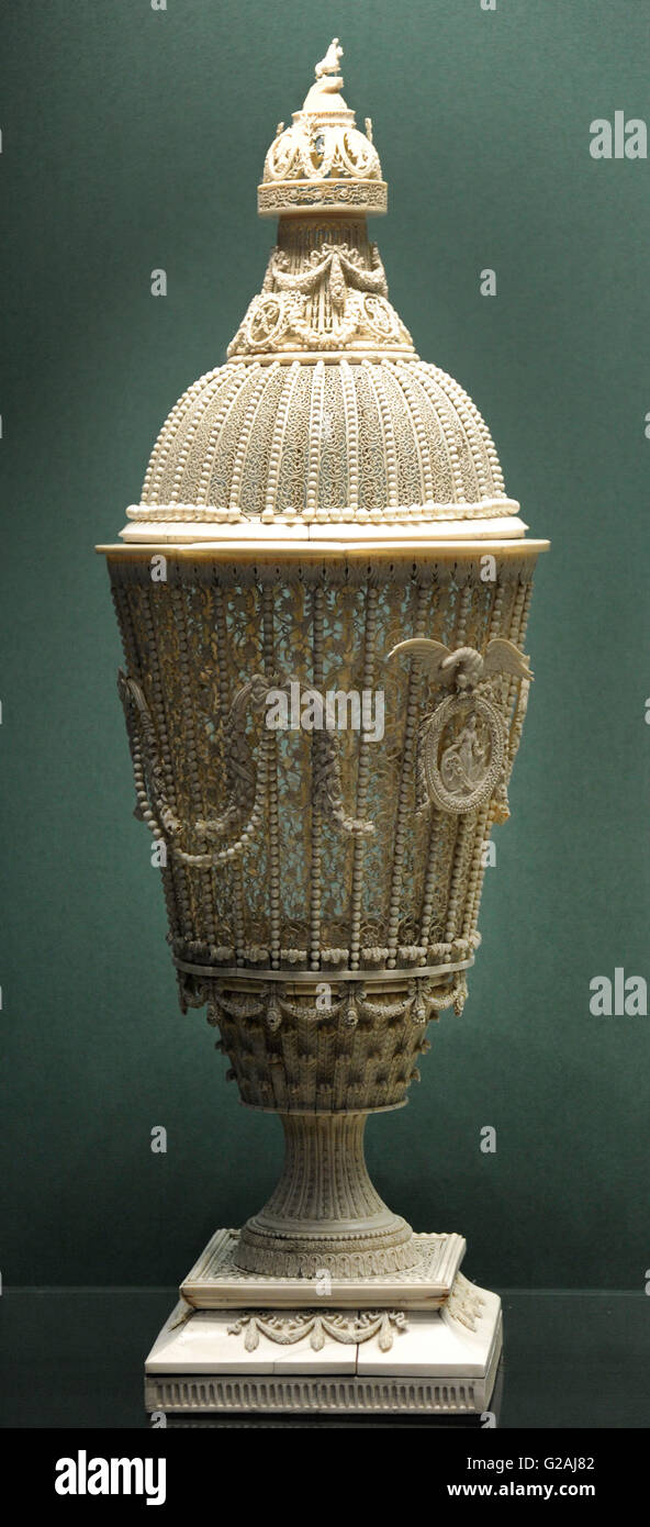 Vaso. Osso intagliato. La Russia. Seconda metà del XVIII secolo. Scolpito da N. Vereshchagin (1770-1813). Lo stato Museo Hermitage. San Pietroburgo. La Russia. Foto Stock