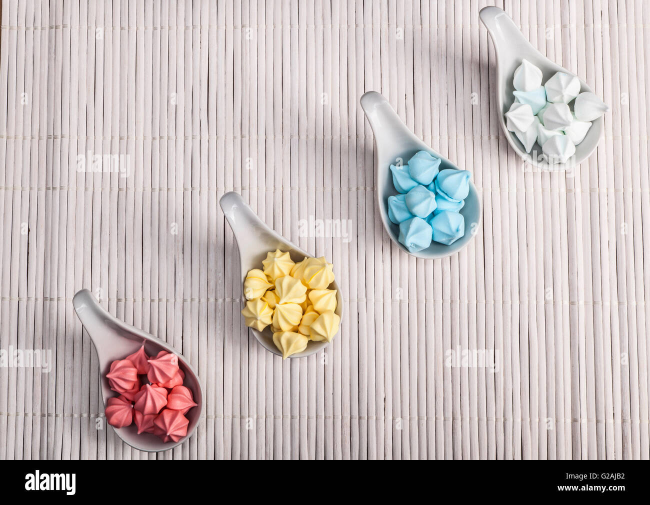 Gustoso cibo dolce in bianco tazze sul tavolo Foto Stock