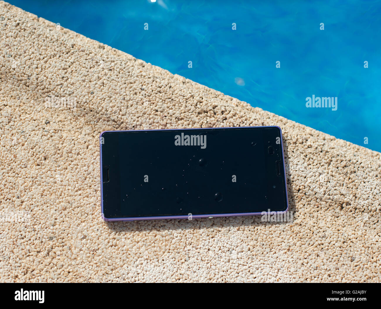 Moderne smart phone con gocce di acqua Foto Stock