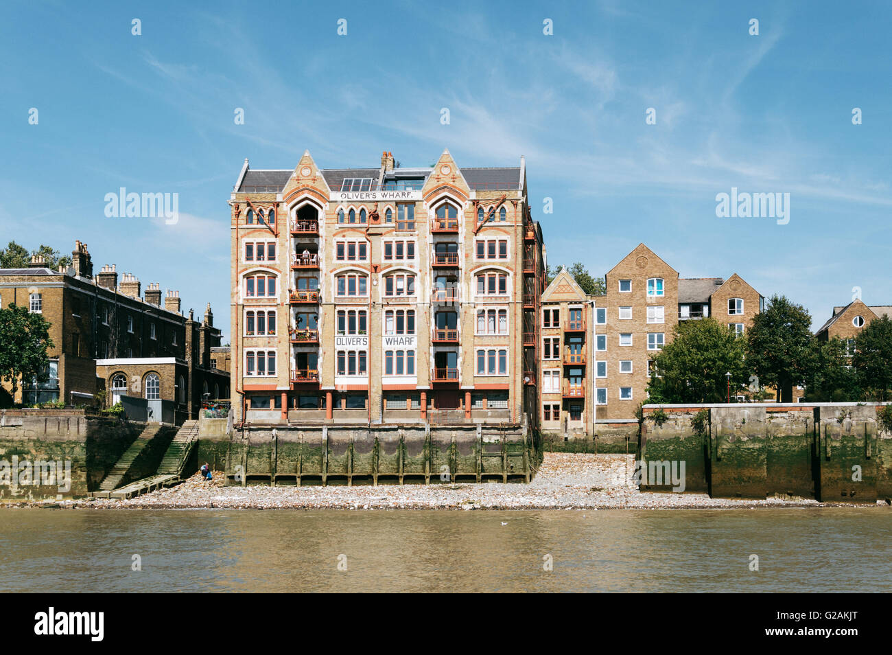 LONDON, Regno Unito - 22 agosto 2015: Alloggio in Londra Riverside. Oliver's Wharf Foto Stock