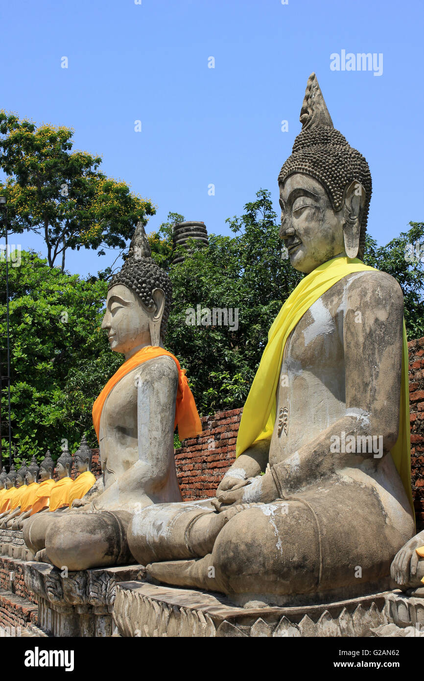 Righe di Buddha nella ex Galleria di Wat Yai Chai Mongkhon, Buddist Temple, Thailandia Foto Stock