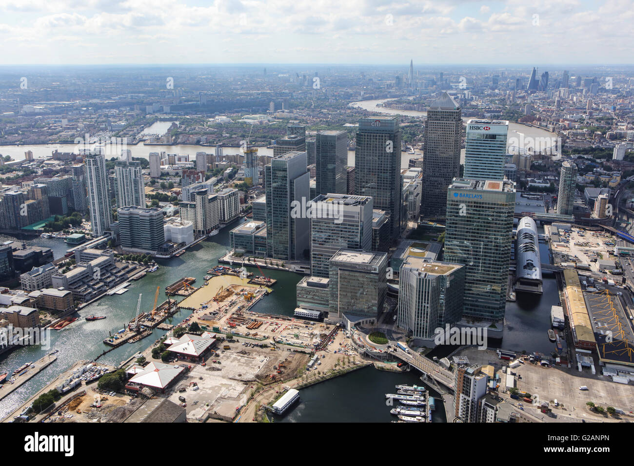 Una veduta aerea di Canary Wharf con la City di Londra visibile dietro Foto Stock