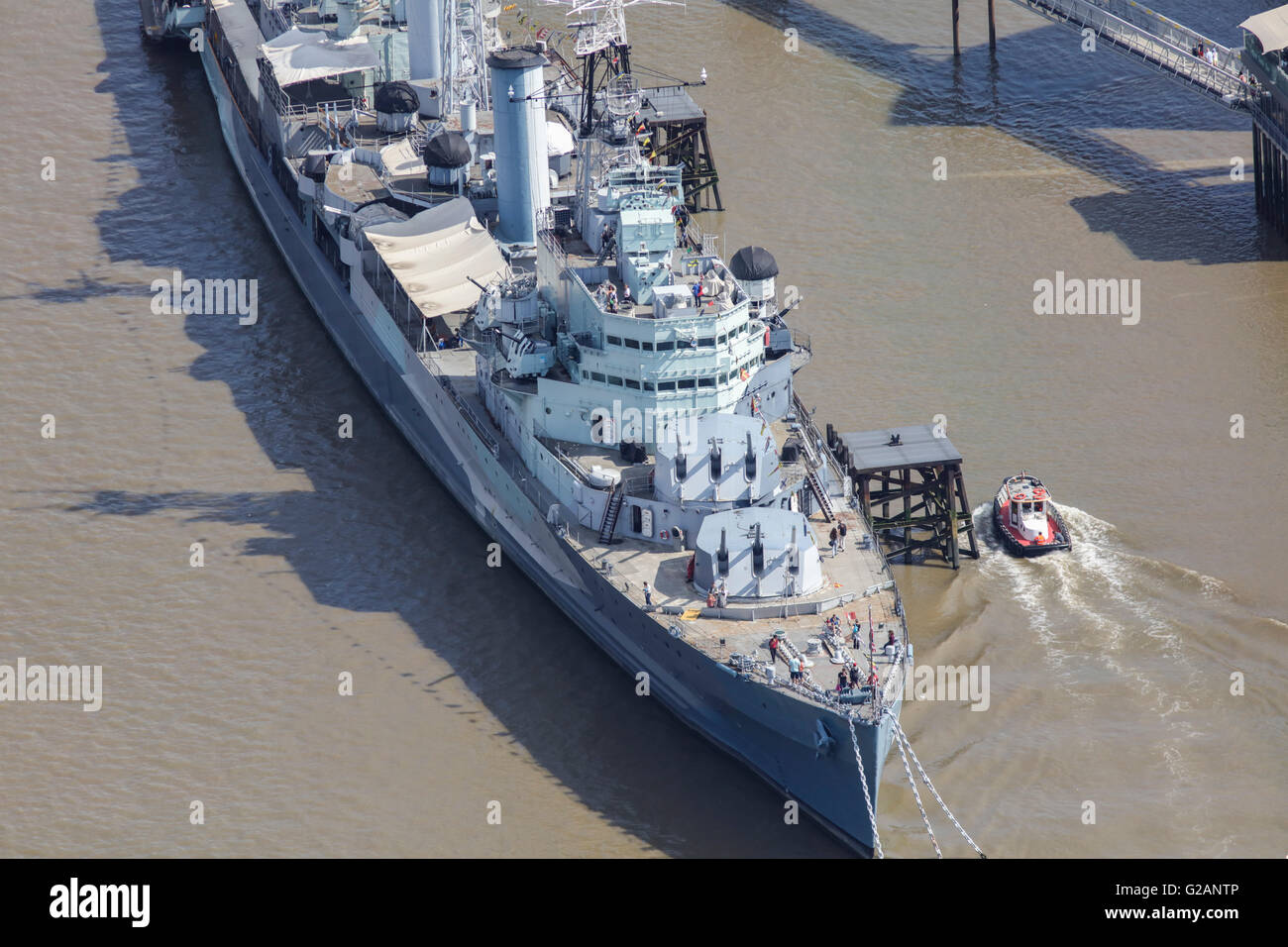 Una veduta aerea di HMS Belfast un ex Royal Navy incrociatore leggero e ora a Londra Attrazioni turistiche Foto Stock