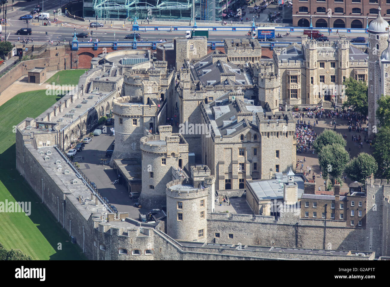 Un basso angolo vista aerea della Torre di Londra Foto Stock