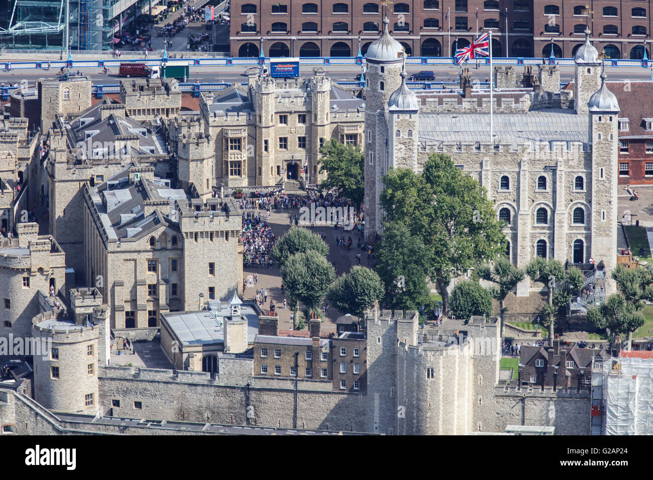 Un basso angolo vista aerea della Torre di Londra Foto Stock