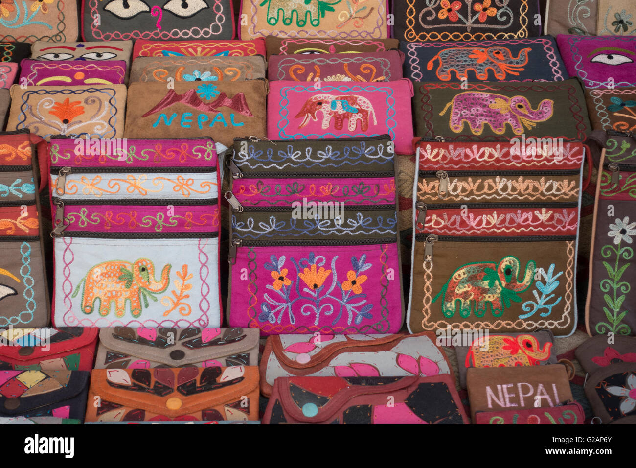 Close up di borse di stoffa per la vendita nel quartiere Thamel, Kathmandu, Nepal Foto Stock