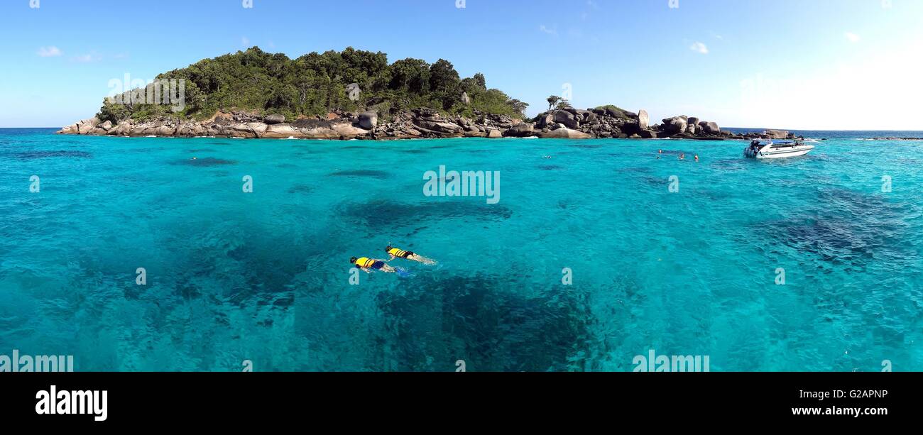 Paio di snorkeling in acque cristalline a isole Similan, mare delle Andamane,Phuket, Tailandia Foto Stock