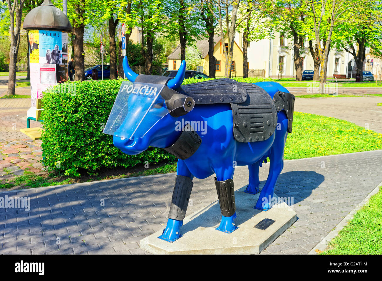 Ventspils, Lettonia - 8 Maggio 2016: Blue Cow nella strada di Ventspils in Lettonia. Ventspils è una città nella regione di Courland della Lettonia. La Lettonia è uno dei paesi del Mar Baltico. Foto Stock