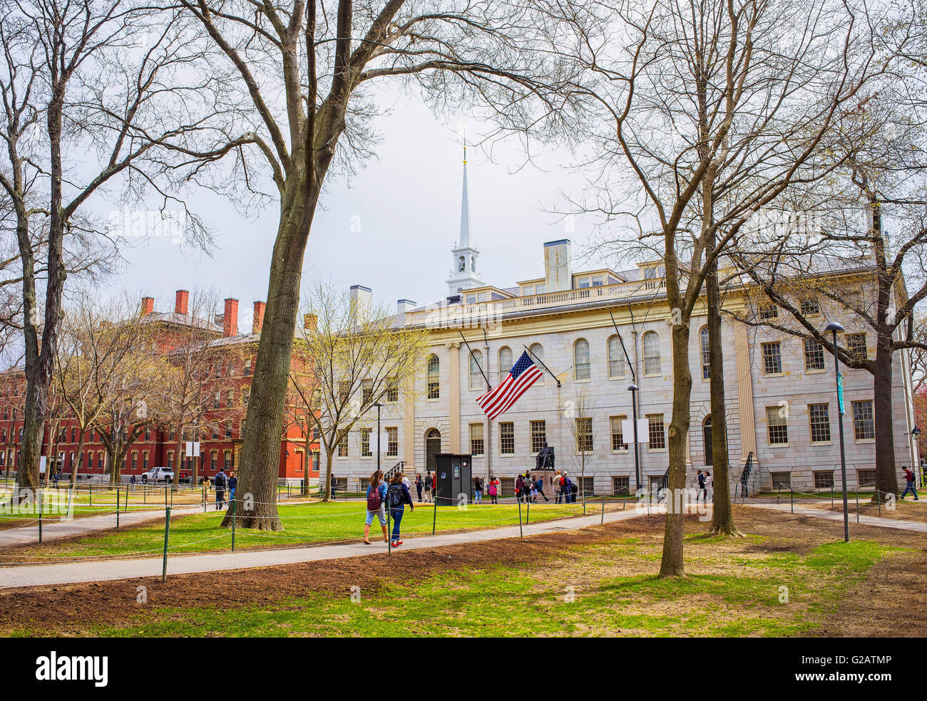 Cambridge, Stati Uniti d'America - 29 Aprile 2015: Università Hall e John Harvard monumento nel campus dell'Università di Harvard, Massachusetts Foto Stock