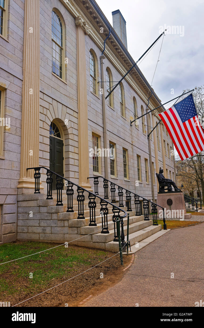 Università Hall e John Harvard monumento nel campus della Harvard University di Cambridge, Massachusetts, MA, Stati Uniti d'America. Foto Stock