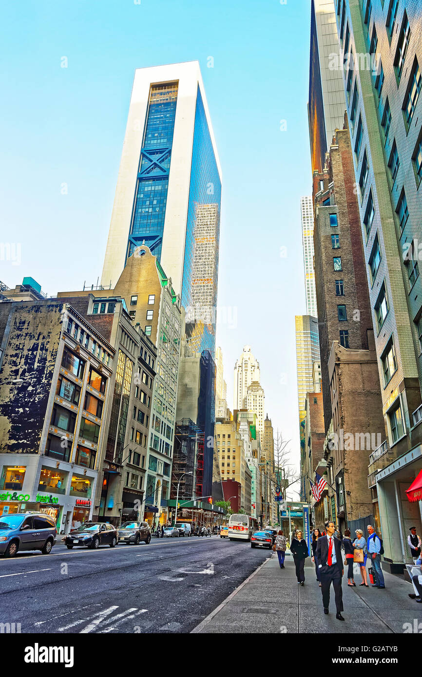 New York, Stati Uniti d'America - 6 Maggio 2015: svincolo di Avenue of the Americas, o Sesta Avenue e West 57th Street nel centro di Manhattan. Foto Stock