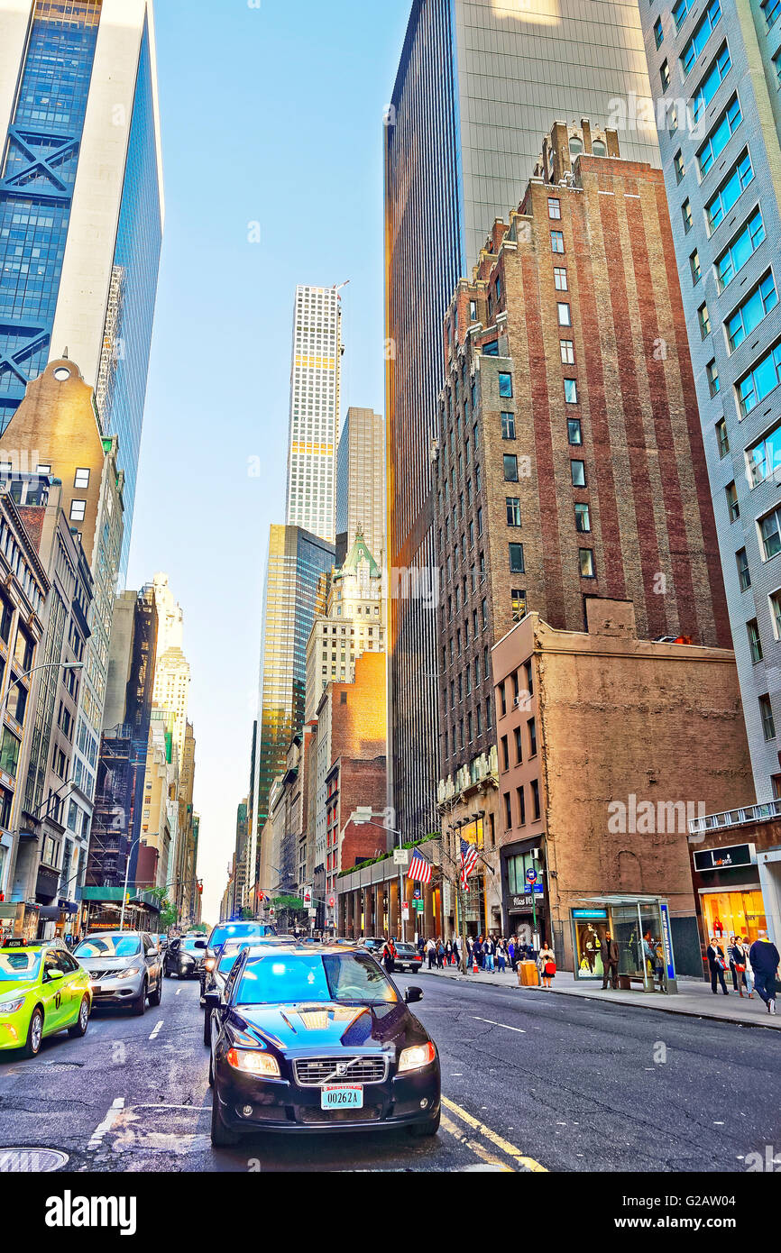 New York, Stati Uniti d'America - 6 Maggio 2015: intersezione di Avenue of the Americas, o Sesta Avenue e West 57th Street nel centro di Manhattan. 432 Park Avenue edificio sullo sfondo. I turisti in strada Foto Stock