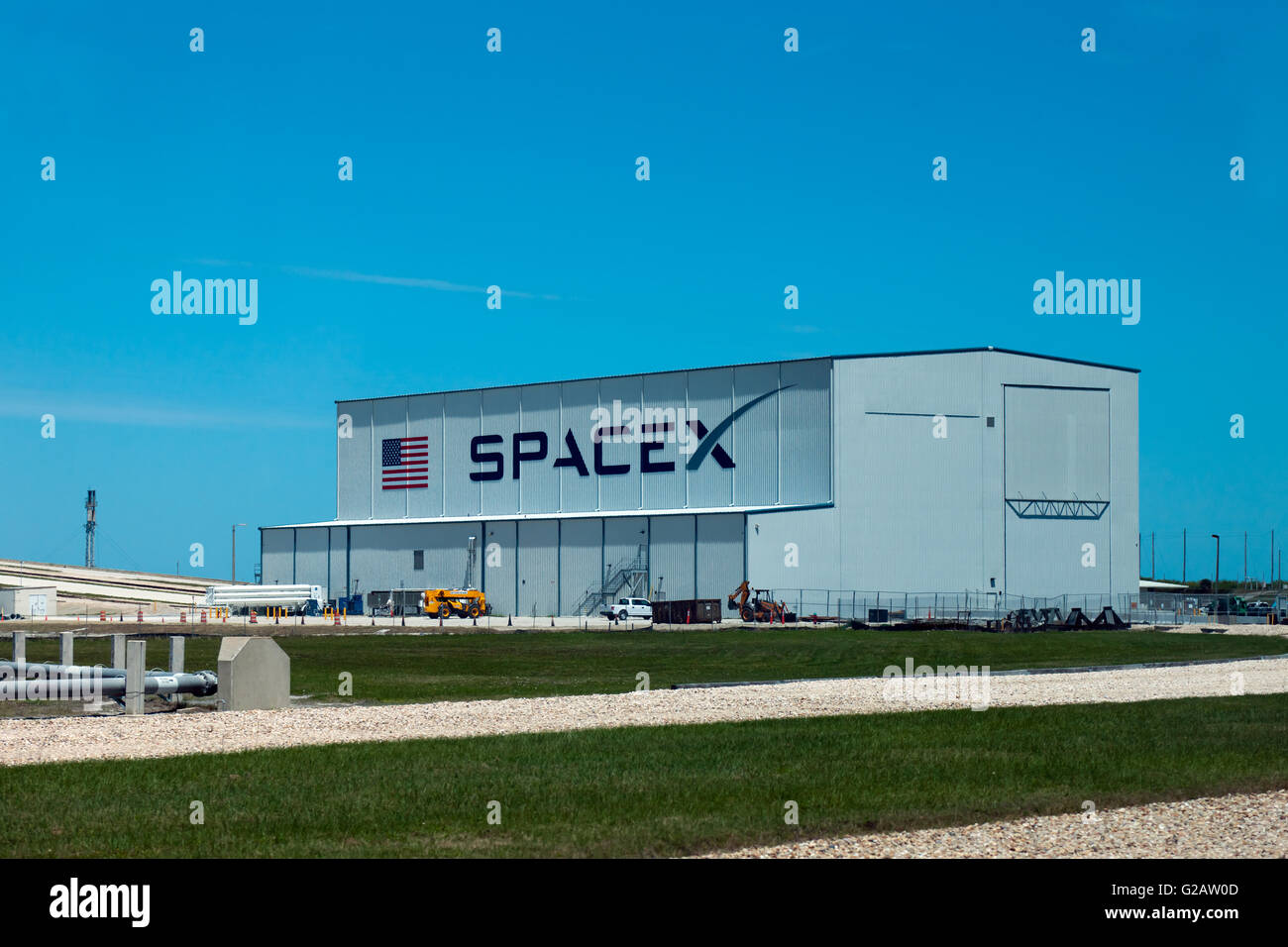 Razzo SpaceX del montaggio e di magazzino edificio accanto alla piazzola di lancio 39A al Kennedy Space Center, Merritt Island, Florida Foto Stock