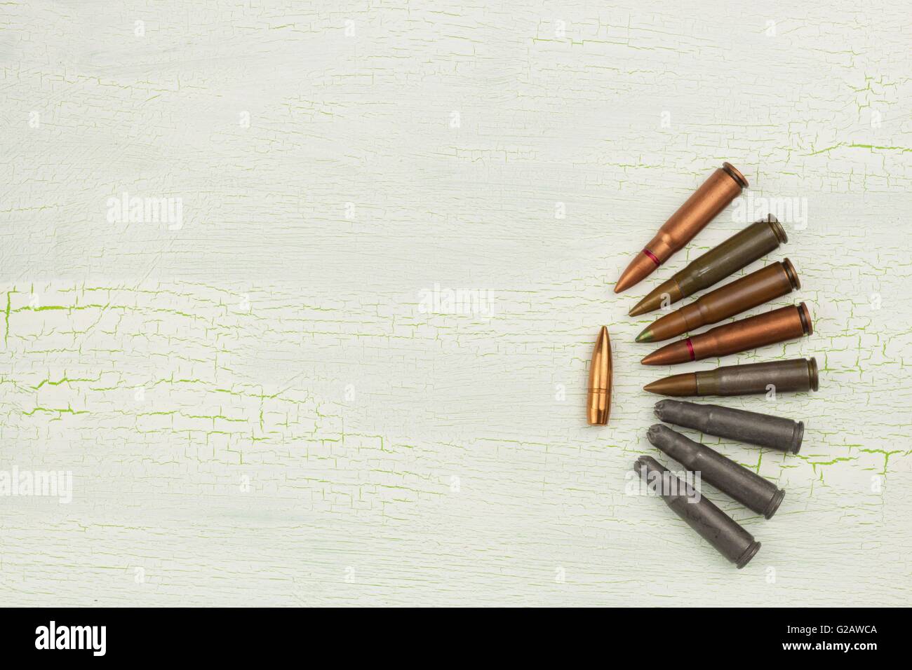 Le munizioni per il fucile di assalto AK-47. La vendita di armi e munizioni. Il commercio di armi e munizioni. Foto Stock