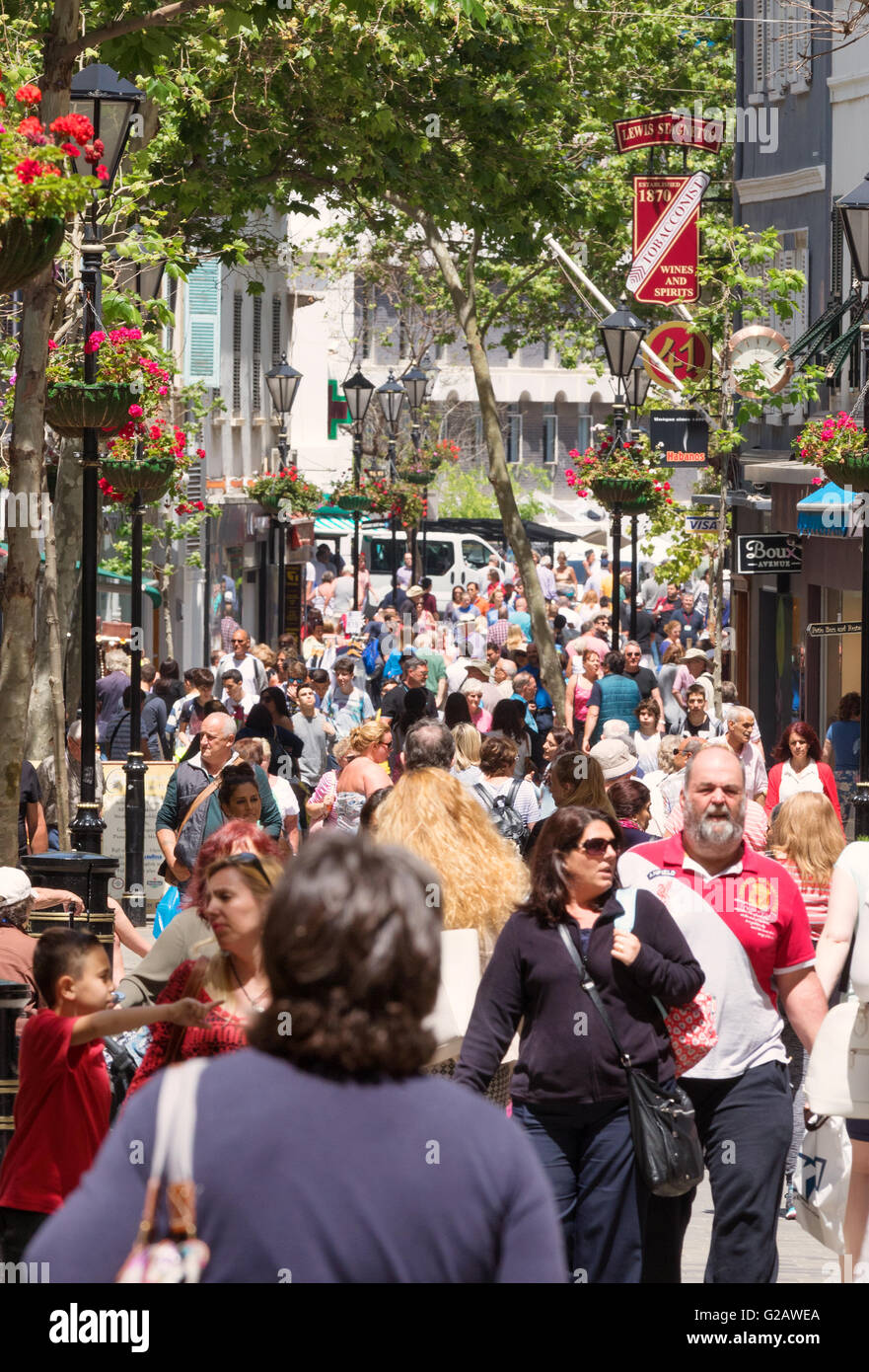 Una folla di persone locali e turisti su Main Street, Gibilterra, Europa Foto Stock