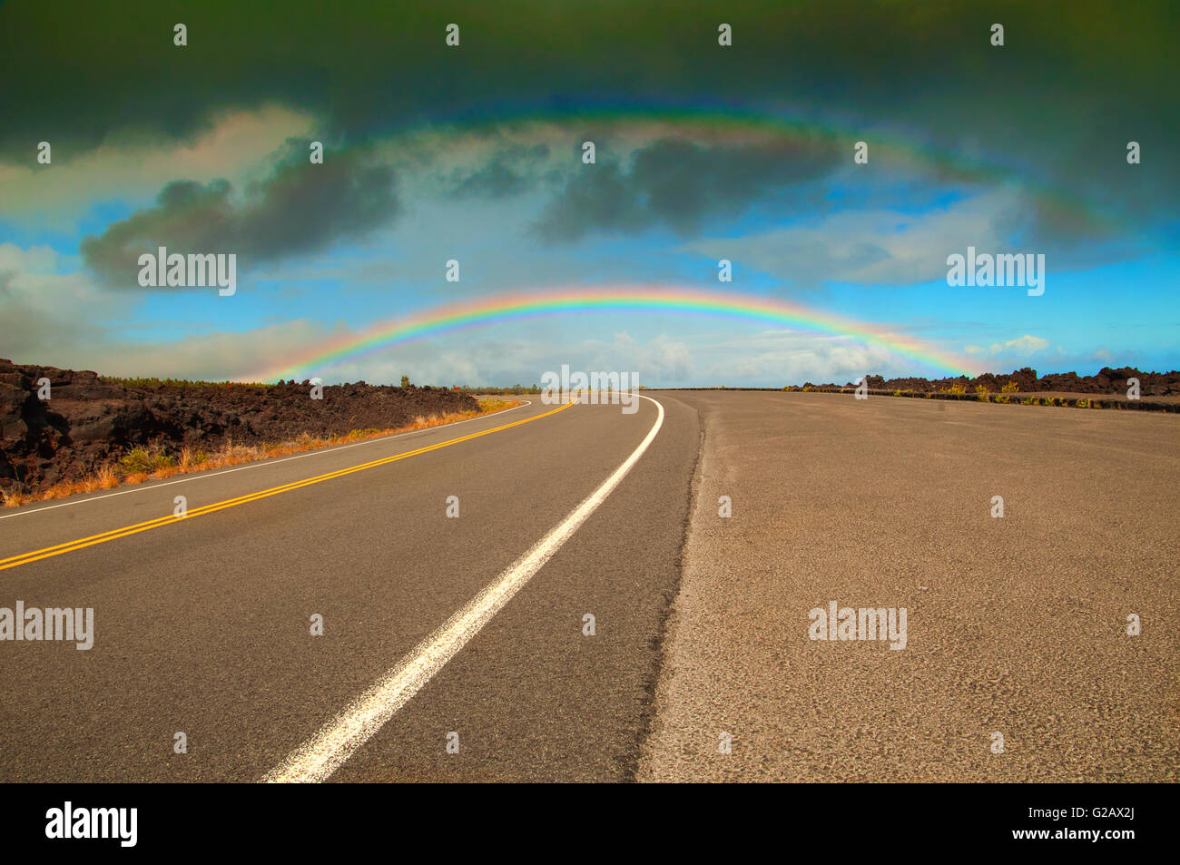 Doppio arcobaleno su Hawaii di autostrada in un giorno di tempesta Foto Stock