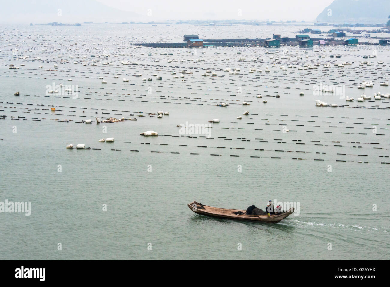 Barca da pesca con villaggio galleggiante lungo la costa del Mar della Cina orientale, Xiapu, provincia del Fujian, Cina Foto Stock