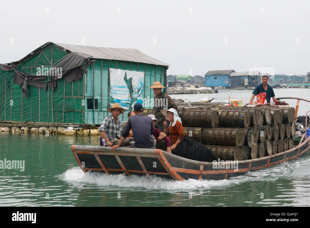 Barca da pesca di gamberetti che trasportano le gabbie e villaggio galleggiante lungo la costa del Mar della Cina orientale, Xiapu, provincia del Fujian, Cina Foto Stock
