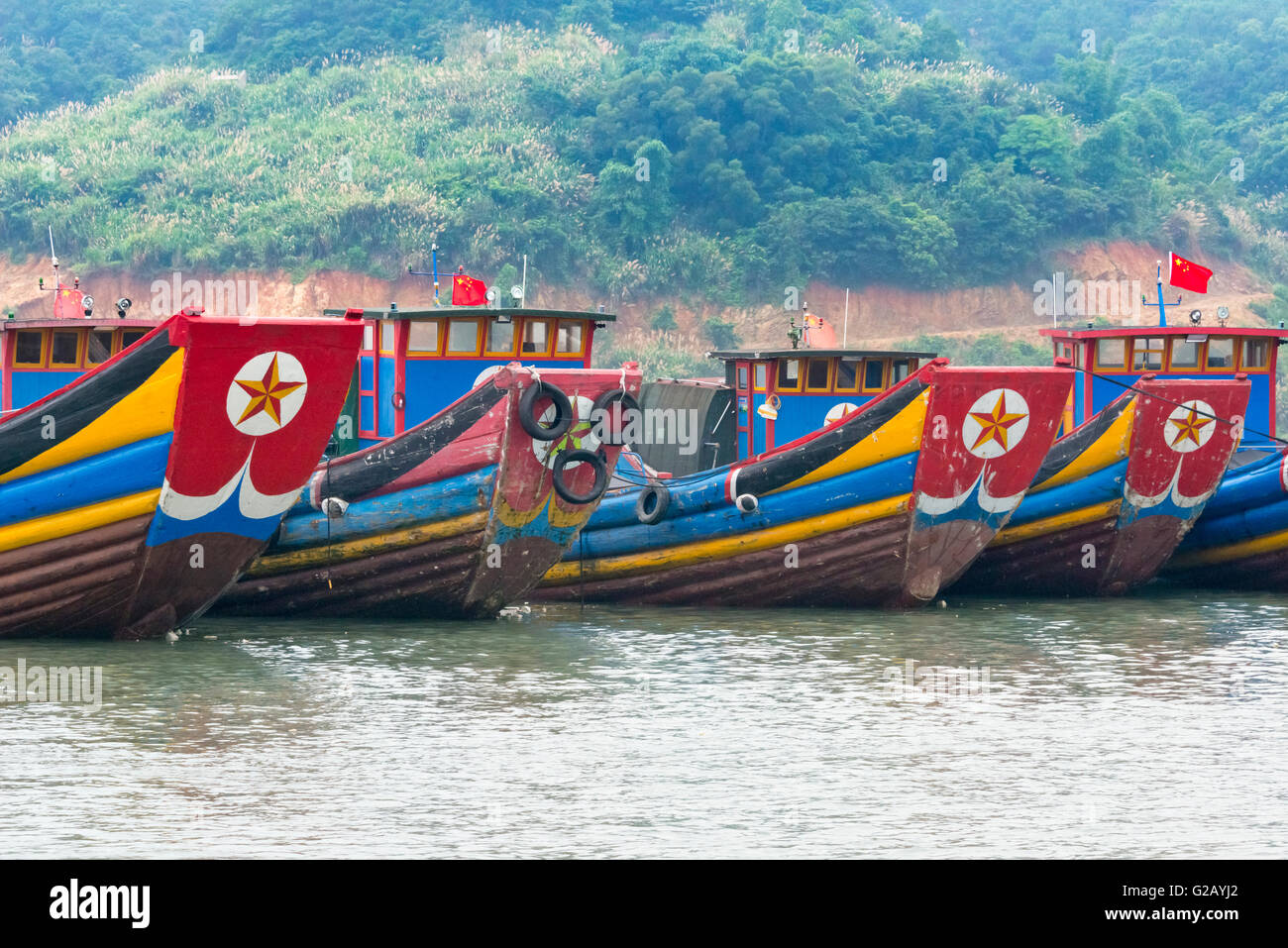 Coloratissime barche di pescatori lungo la costa del Mar della Cina orientale, Xiapu, provincia del Fujian, Cina Foto Stock