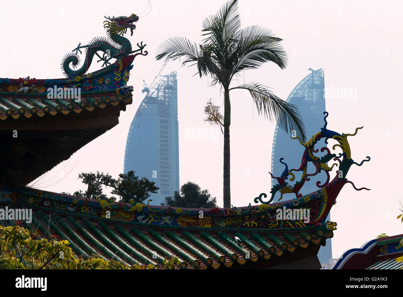 Il Tempio di South Putuo con Xiamen Shimao Cross-Strait Plaza in distanza, Xiamen, provincia del Fujian, Cina Foto Stock
