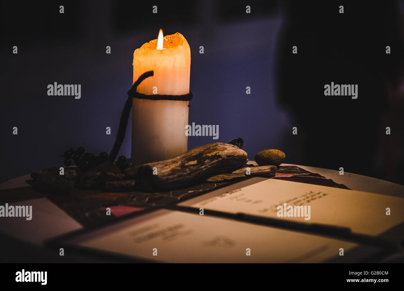 La lettura di una lettera a lume di candela dal vecchio giorni Foto Stock