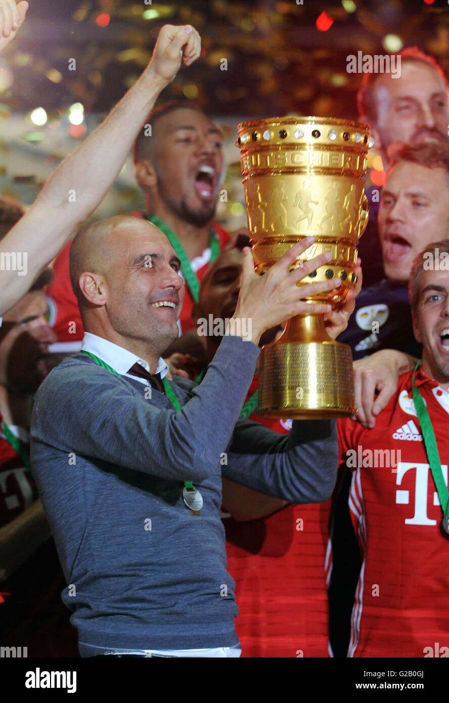 Il tedesco per la finale di coppa, allenatore spagnolo Josep Pep Guardiola dal vincitore Bayern Monaco di Baviera e il suo team festeggia con la coppa. Foto Stock